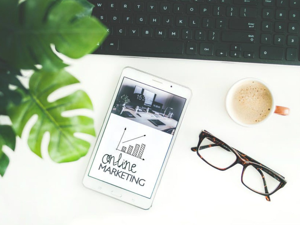 online marketing desk 1000 x 750